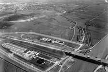 847612 Luchtfoto van de T49 (de uitvalsweg Houten, onderdeel van de A27) en de Houtensebrug over het ...